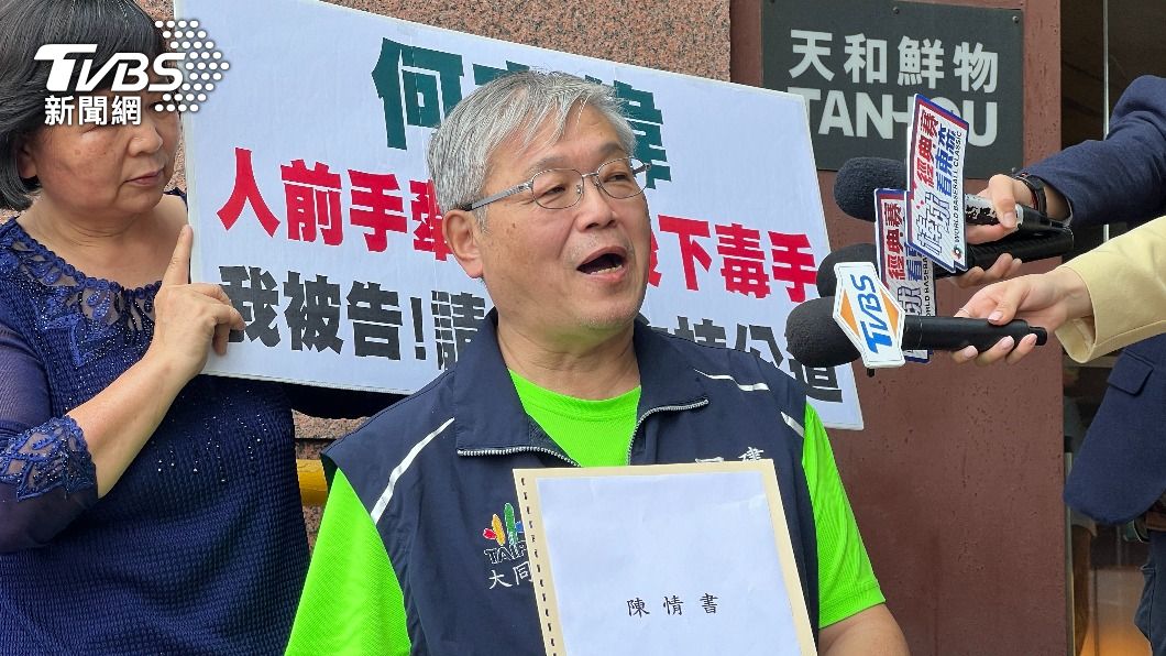 民進黨基層里長前來民進黨中央黨部陳情。(圖/方炳超攝)