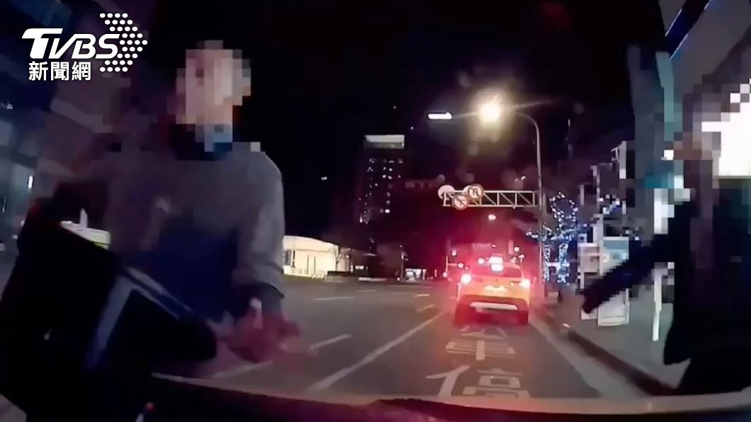 車資不夠又打翻啤酒!男乘客還暴怒踹凹車門、毀後照鏡