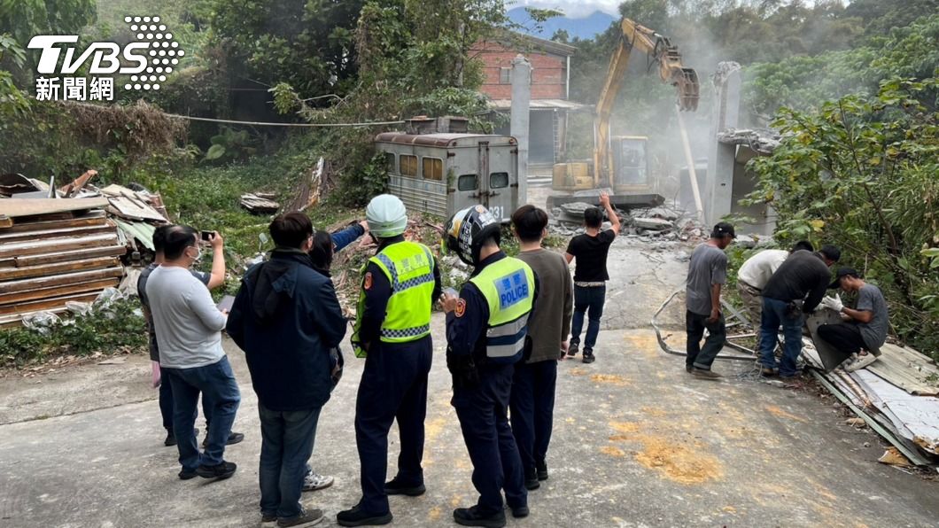 鐵腕執法!觀音山違建鐵皮屋暗藏地下賭場 警提報強勢拆除