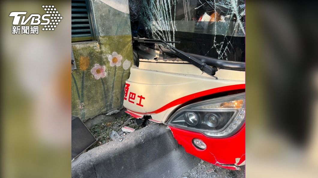 遊覽車車頭撞上分隔島。(圖/TVBS)