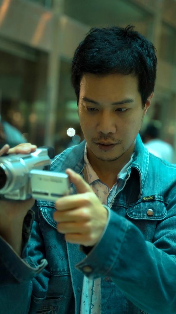 薛仕凌在片中飾演嗜血記者,拿著DV在院內到處拍攝。(圖/CATCHPLAY提供)