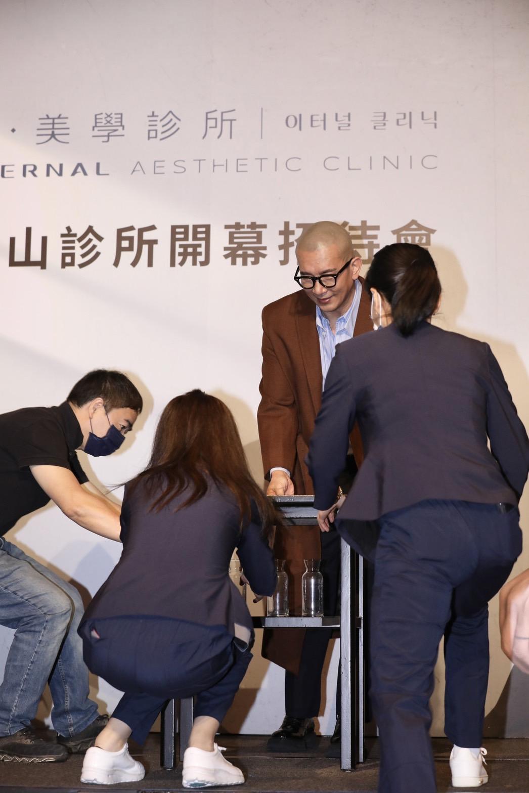 現場工作人員要幫忙收桌椅,具俊曄也親切幫忙。(圖/黃城碩攝)