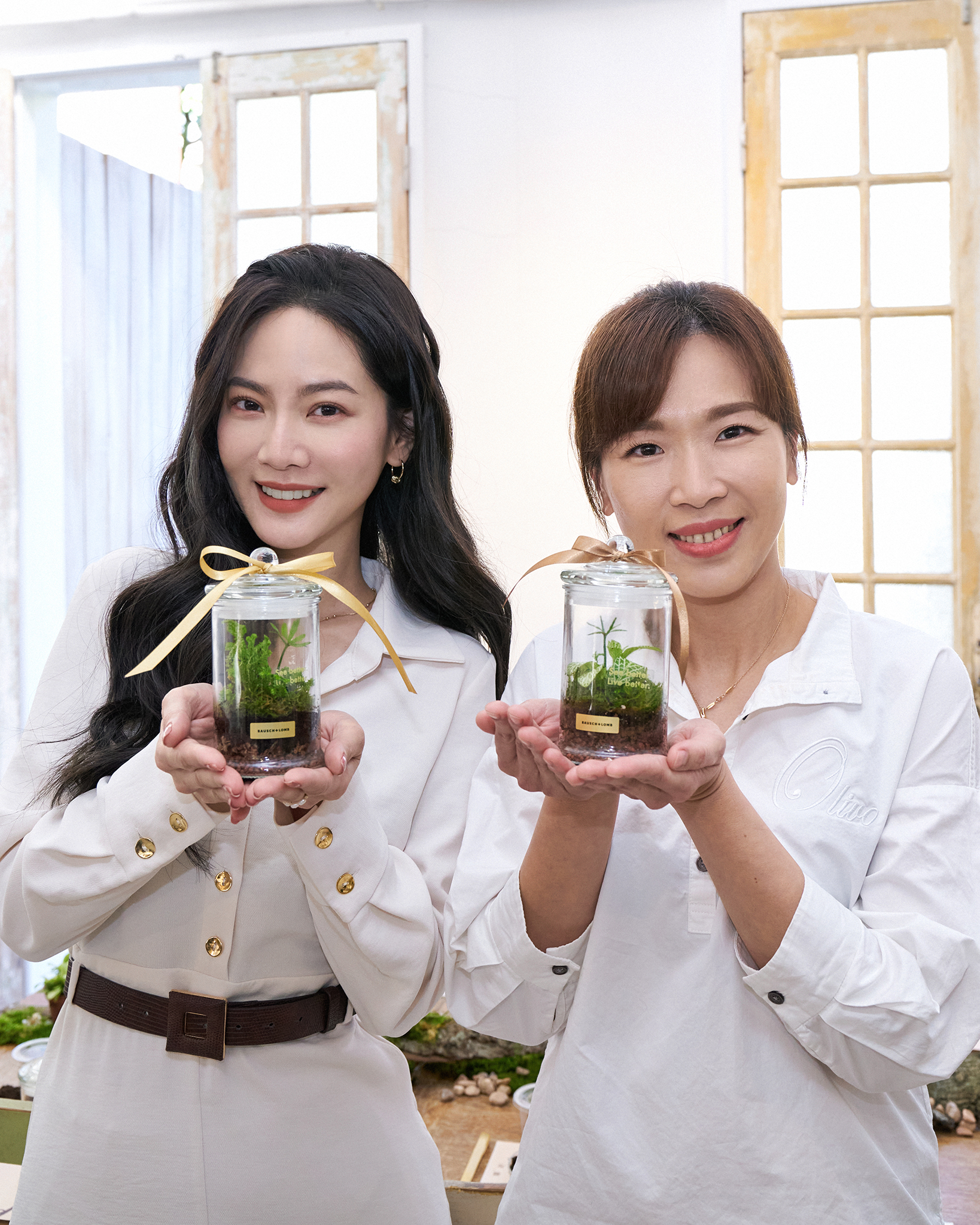 曾之喬邀請驗光師一起製作生態瓶。（圖／博士倫提供）
