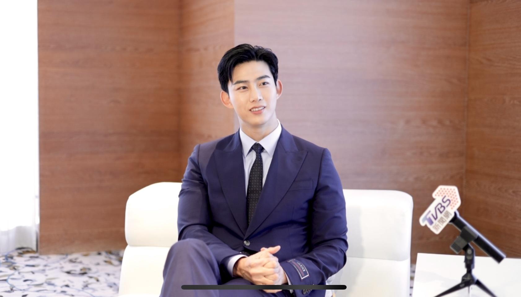 面對未來目標、健身、台灣觀光等各種話題,玉澤演都侃侃而談,展現出歷練許多後的游刃有餘。(圖/黃城碩攝)