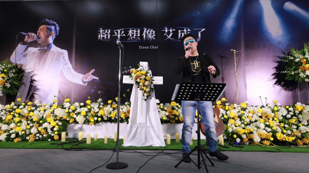 艾翔去(2022)年在艾成追思會獻唱,兄弟倆外型、歌聲非常神似。(圖/民視提供)