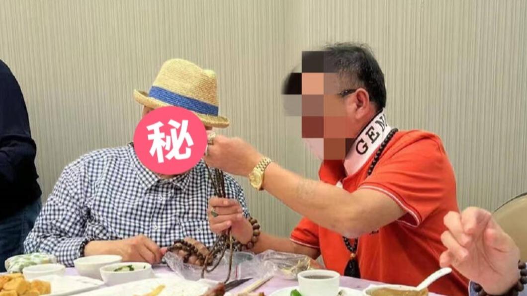 好尬!71歲洪金寶與友聚餐 疑遭「當眾騙代言」面露謎樣表情