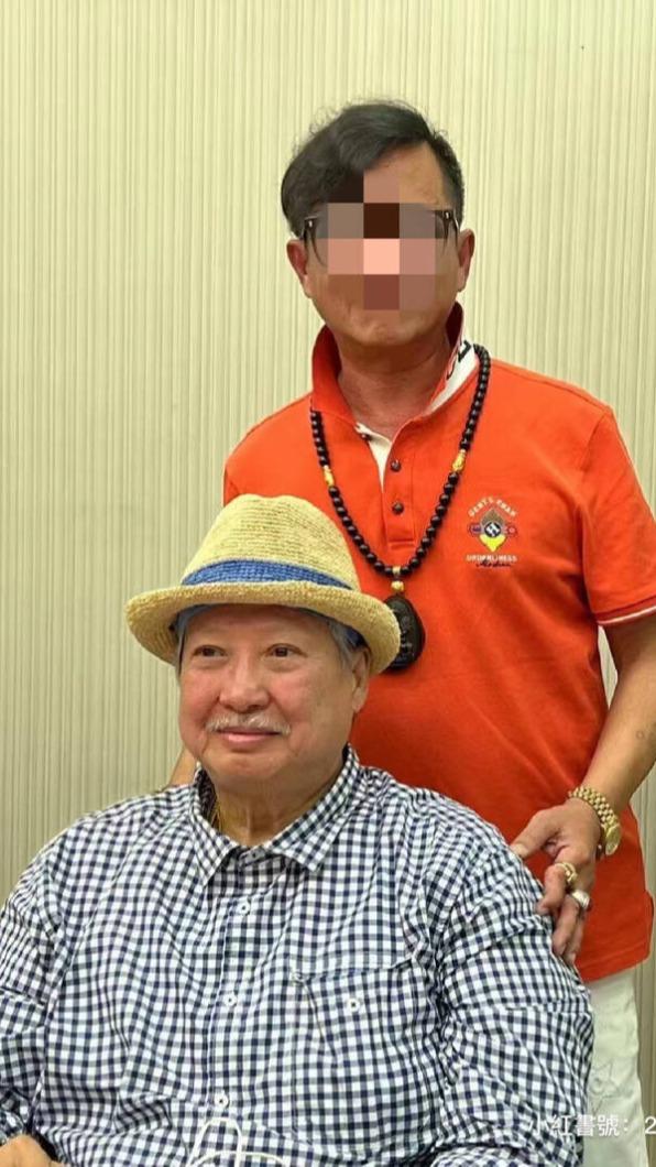 洪金寶與好友聚餐開心合影。（圖／翻攝自小紅書）