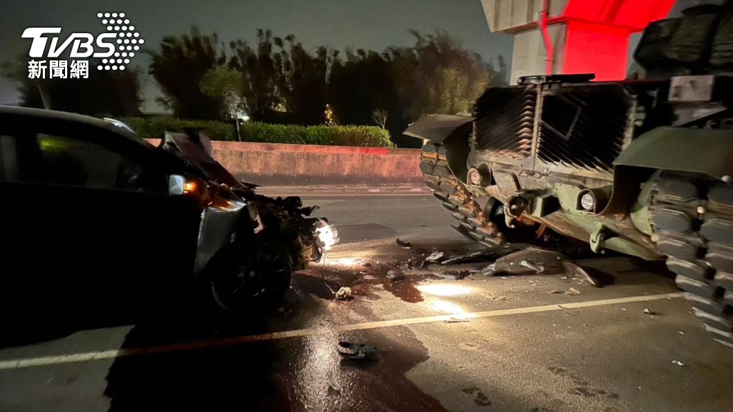遇到大魔王!追撞陸軍戰車 轎車「車頭全毀」駕駛送醫
