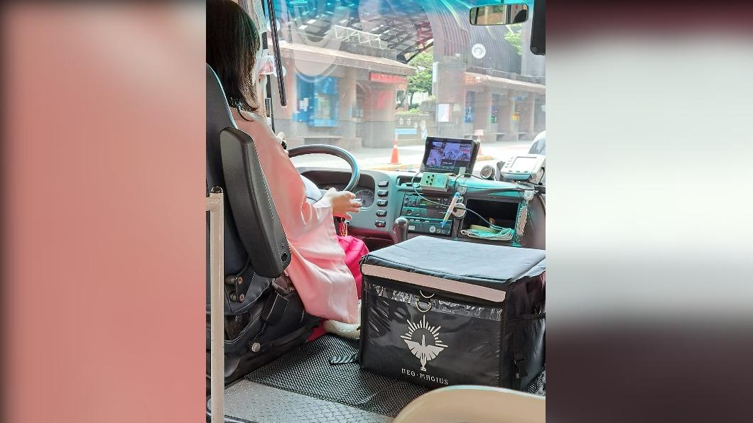 卡哇伊!社區巴士驚見「正港櫻花妹」駕駛 網嗨喊:想搬家