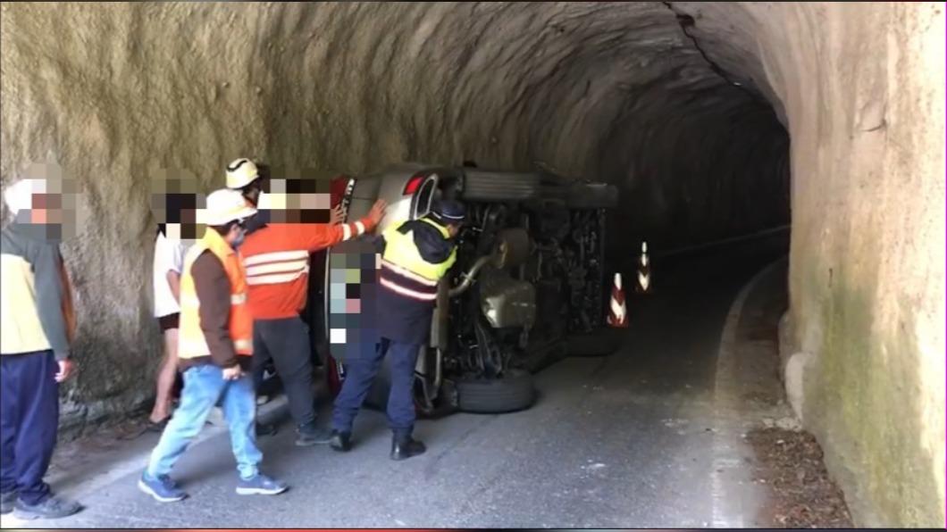 「暗適應」不適應 出遊釀意外 駕駛擦撞隧道壁翻車