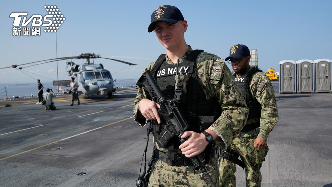 美國海軍「美利堅號兩棲突擊艦」停靠在馬尼拉。(圖/達志影像美聯社)
