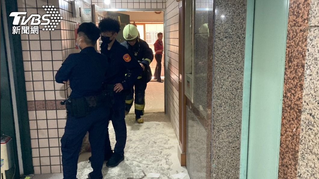 轄區警方與消防人員趕抵。(圖/TVBS)