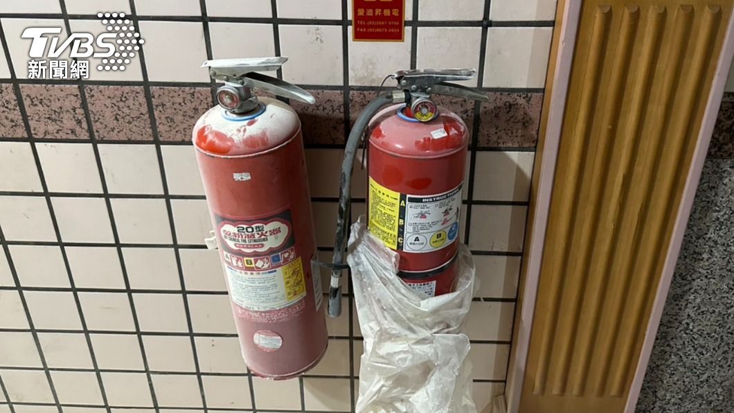 社區的滅火器變成武器。(圖/TVBS)
