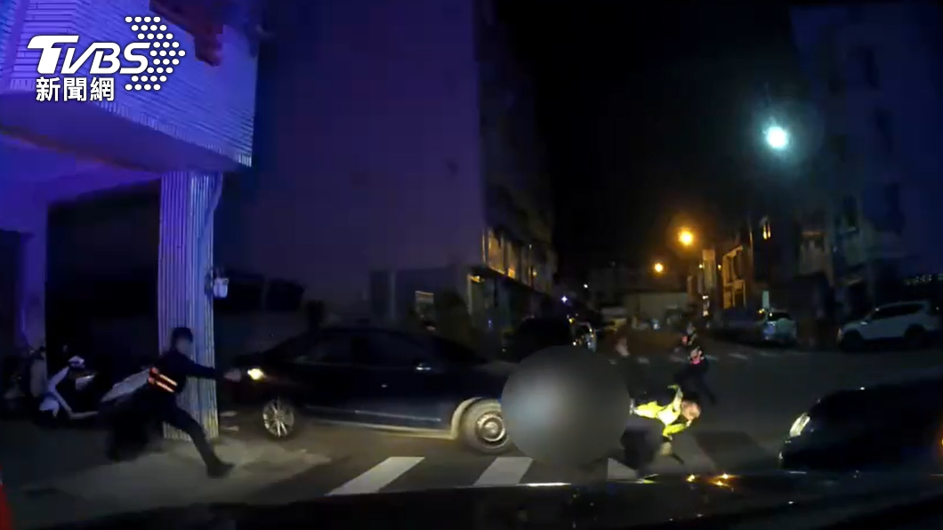 轟8槍！頑強通緝犯開車衝撞逃逸　警右腳骨裂、手劃傷噴血