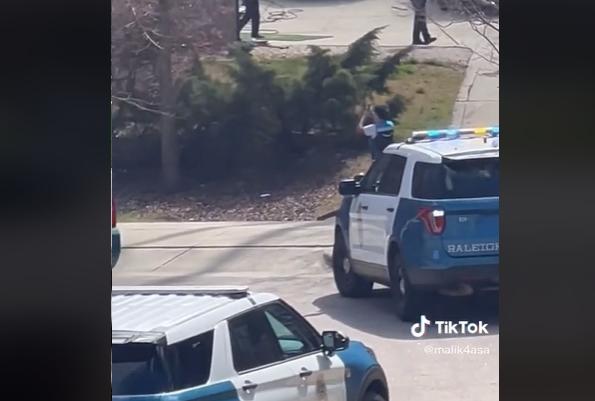 快遞員將包裹轉交給特警後，還不忘拍照完成訂單。（圖／翻攝自TikTok@mlktrk679）