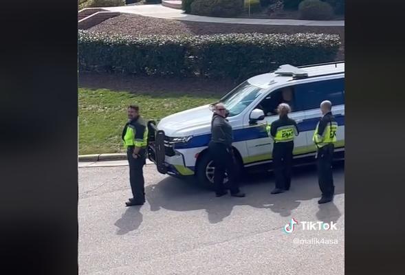 快遞員闖入槍戰對峙現場，讓警方及醫護人員傻眼。（圖／翻攝自TikTok@mlktrk679）