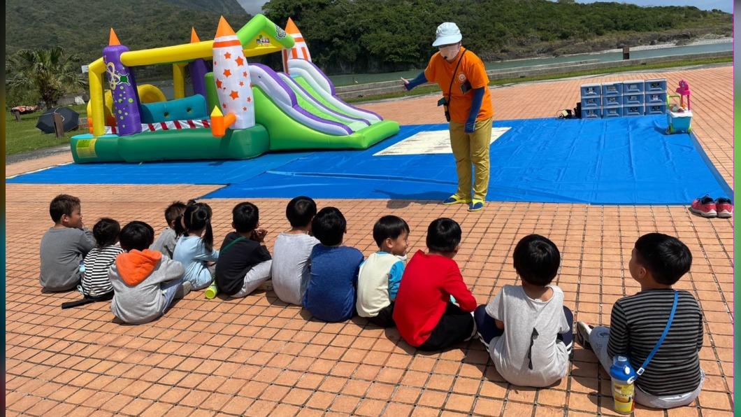 這次帶來大型充氣城堡遊具,讓偏鄉兒童體驗遊玩。(圖/第一社福基金會提供)