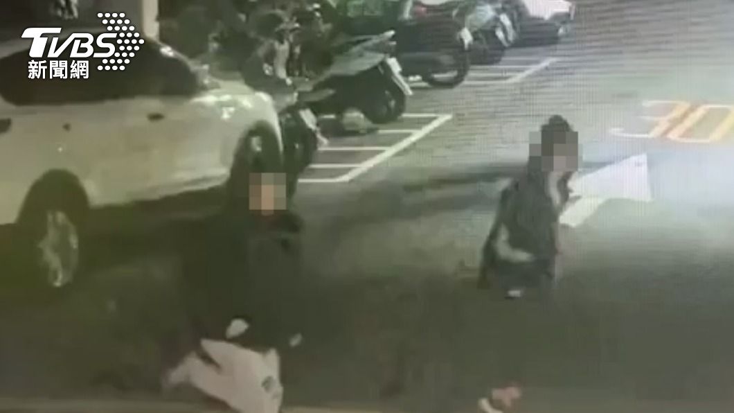 惡煞砍人後逃逸。(圖/TVBS)