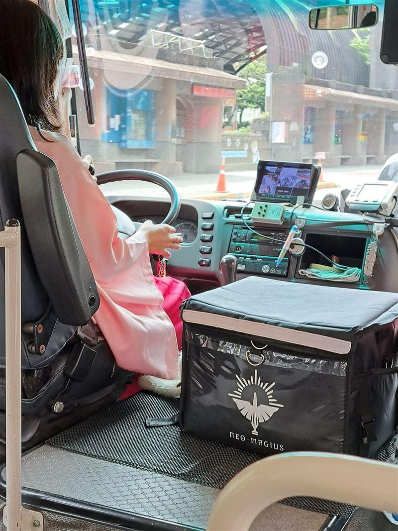 女司機身穿粉色和服超吸睛。(圖/翻攝自臉書「汐止集團」)