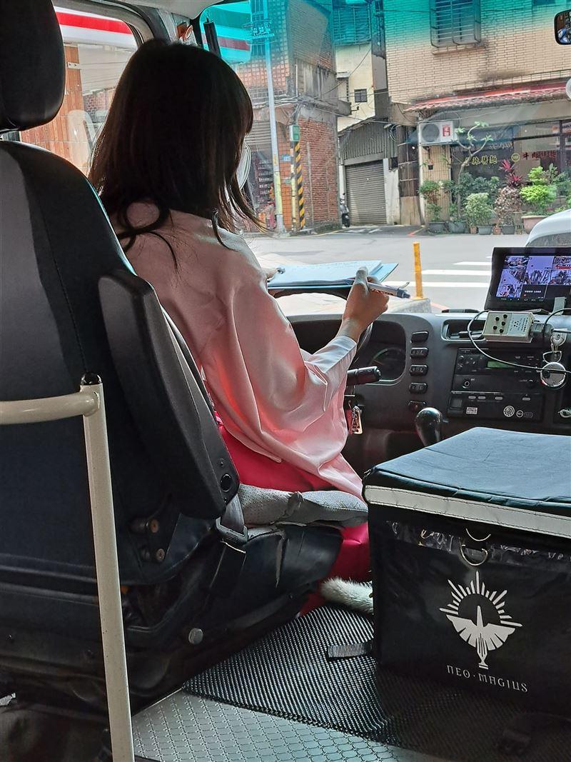 櫻花妹子運將背影超仙。(圖/翻攝自臉書「汐止集團」)