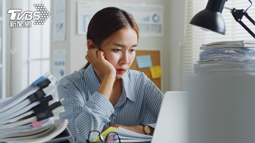 不少上班族「一人多工」,經常超時工作。(示意圖/shutterstock達志影像)