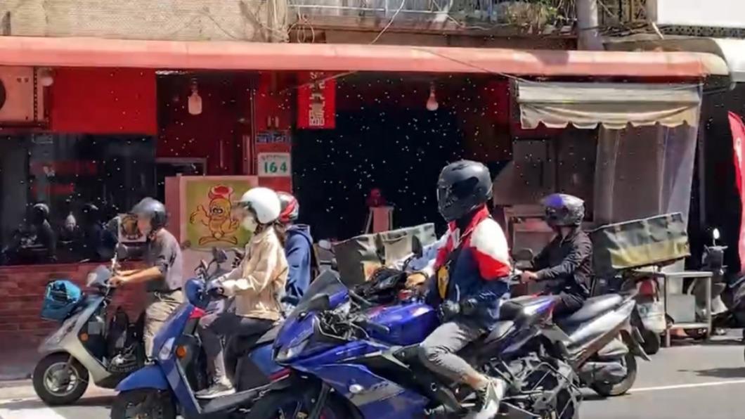 高雄街頭又現蜂群!憂被叮成豬頭 騎士停紅燈超挫