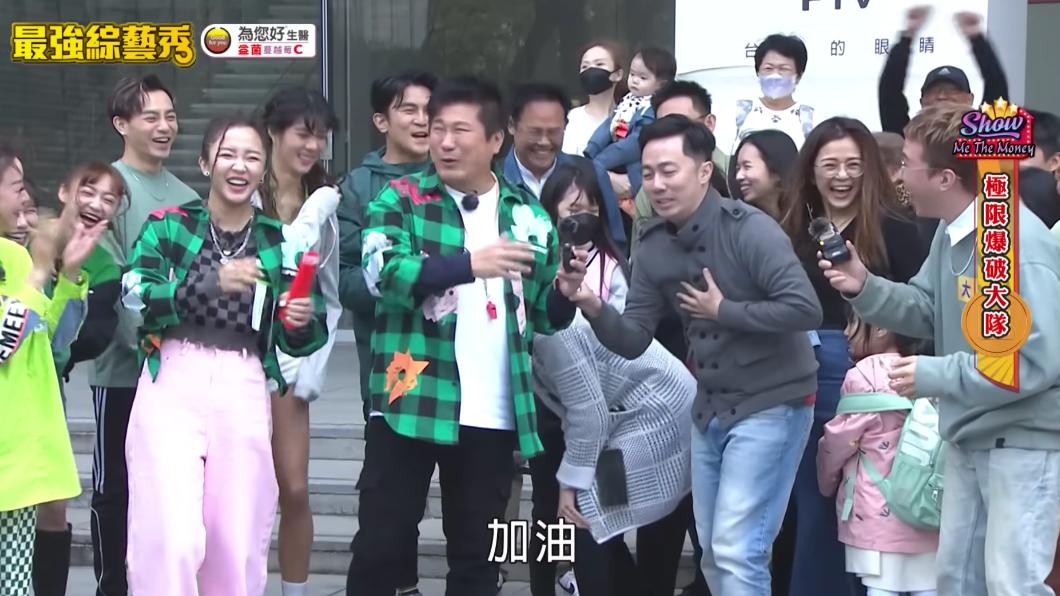 艾翔生前畫面曝光! 玩完遊戲又被拱唱跳 模仿郭富城「喘到摸胸」