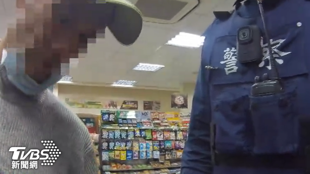 員警安撫何男。(圖/TVBS)