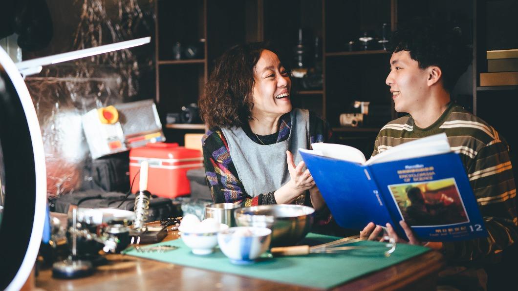 巫建和（右）和飾演母親的范瑞君有許多動人的對手戲。（圖／公視台語台提供）