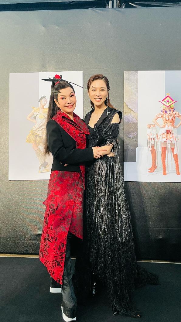 唐美雲與謝盈萱後臺相見歡。(圖/唐美雲歌仔戲團提供)
