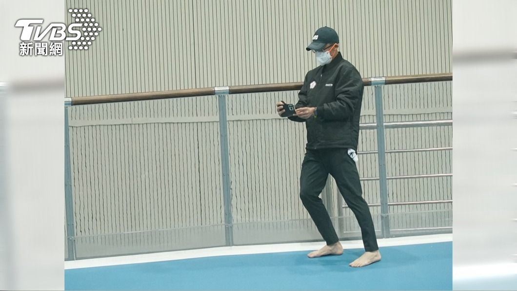 亞運奪牌重點項目!中華隊教練「赤腳」考察滑輪溜冰場地