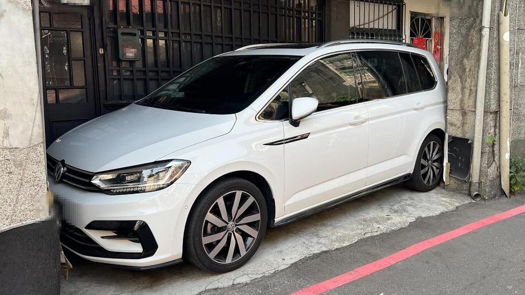 怎麼停的！四門車完美卡進「超窄住家騎樓」　網嘆：高手在人間