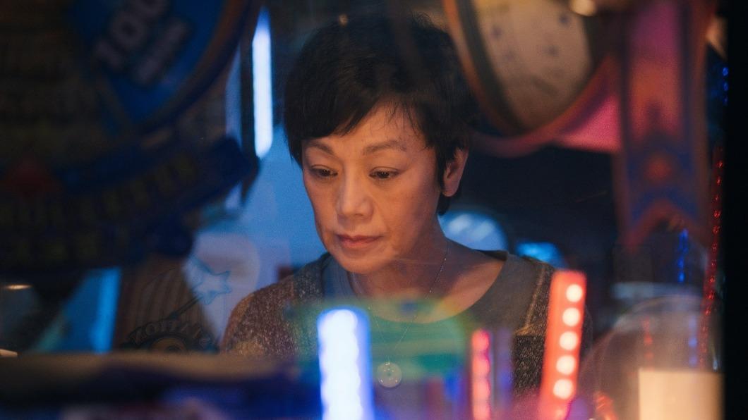金馬影后被直擊拜師學藝製作「霓虹燈管」　真相曝光