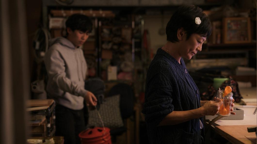 張艾嘉在開拍前必須與真正的霓虹燈管師傅上課。(圖/甲上提供)