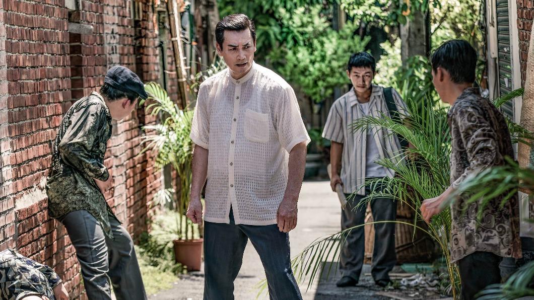 伊正飾演「金將大哥」與「阿發」蔡昌憲在街頭合力奮戰。(圖/公視提供)