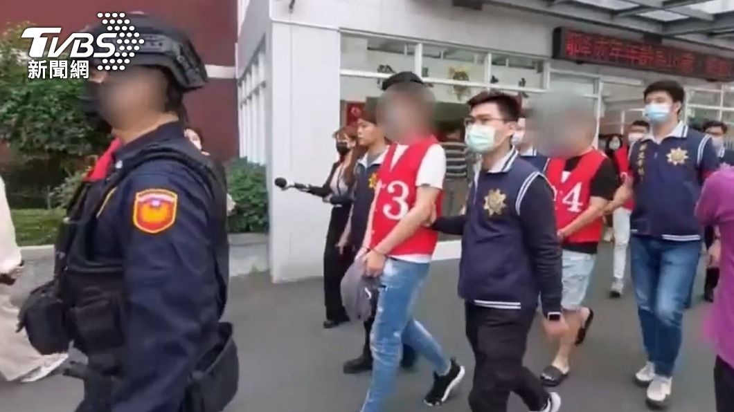 警方將犯嫌移送。(圖/TVBS)