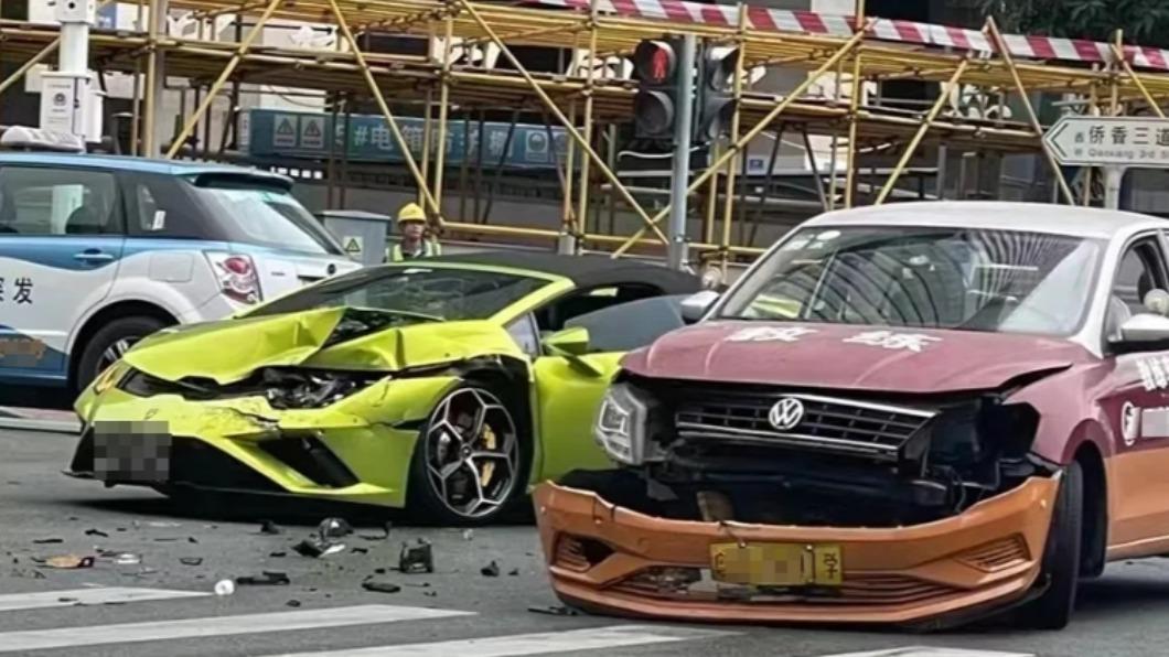 兩台車皆嚴重毀損。(圖/翻攝自微博)
