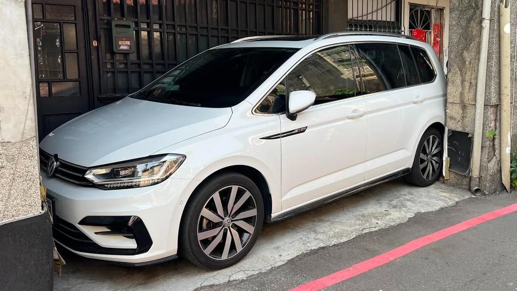 太神!迪化街騎樓見「車卡牆」完美貼合 眾驚:怎麼停的