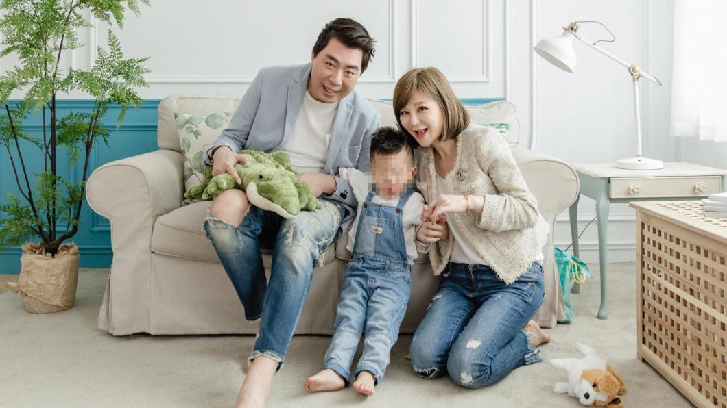梁赫群和Stacey婚後育有一子。(圖/翻攝自「梁太的婚顧生活」)