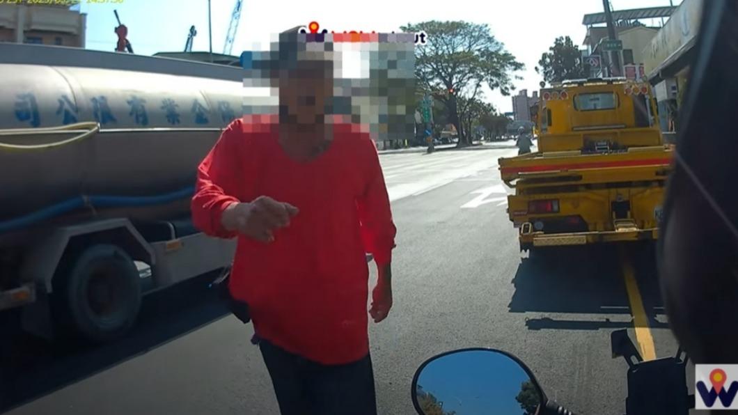 騎士行混合道，反遭水車伯三字經問候。（圖／翻攝自WoWtchout - 地圖型行車影像分享平台）