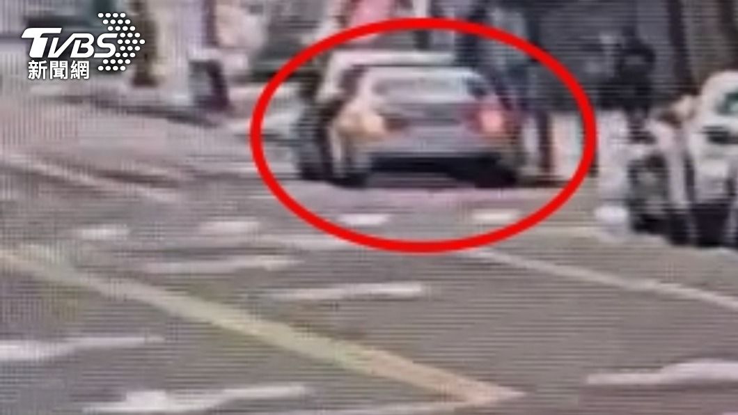 白色轎車停在銀行外。（圖／TVBS）