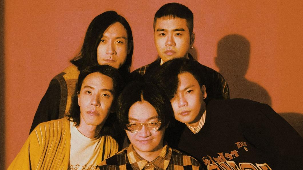 《黑的教育》主題曲太猛!金曲樂團獻唱 和聲找「4大咖」網嚇壞