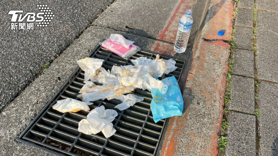 被害人在路邊清洗辣椒水。(圖/李昱菫攝)