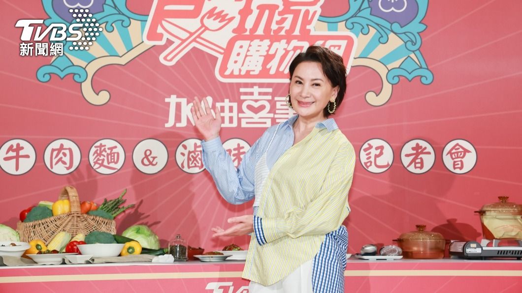 陳亞蘭逢人就推薦「加油喜事牛肉麵」、「加油喜事滷味」。（圖／趙世平攝）