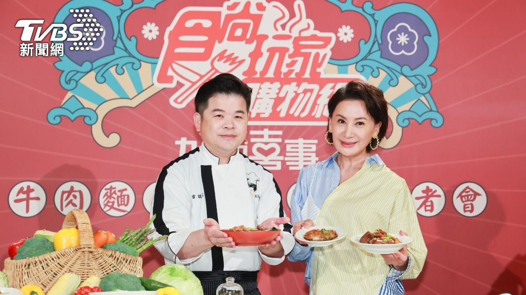 陳亞蘭(右)與雷神煮廚雷議宗一同示範,只花5分鐘將牛肉麵、滷味輕鬆上桌。(圖/趙世平攝)