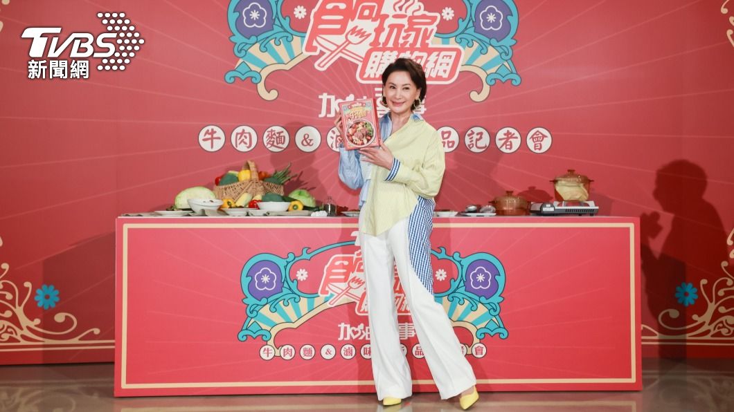 陳亞蘭代言的「加油喜事牛肉麵」、「加油喜事滷味」,上週開賣首兩日破千盒。(圖/趙世平攝)