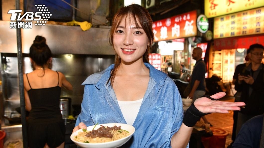 「炒飯妹」林彤現身寧夏夜市炒飯。(圖/胡瑞麒攝)