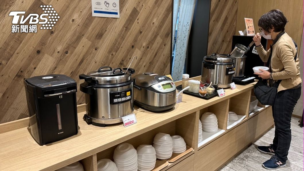 大廳提供24小時輕食服務。(圖/葉韋辰攝)