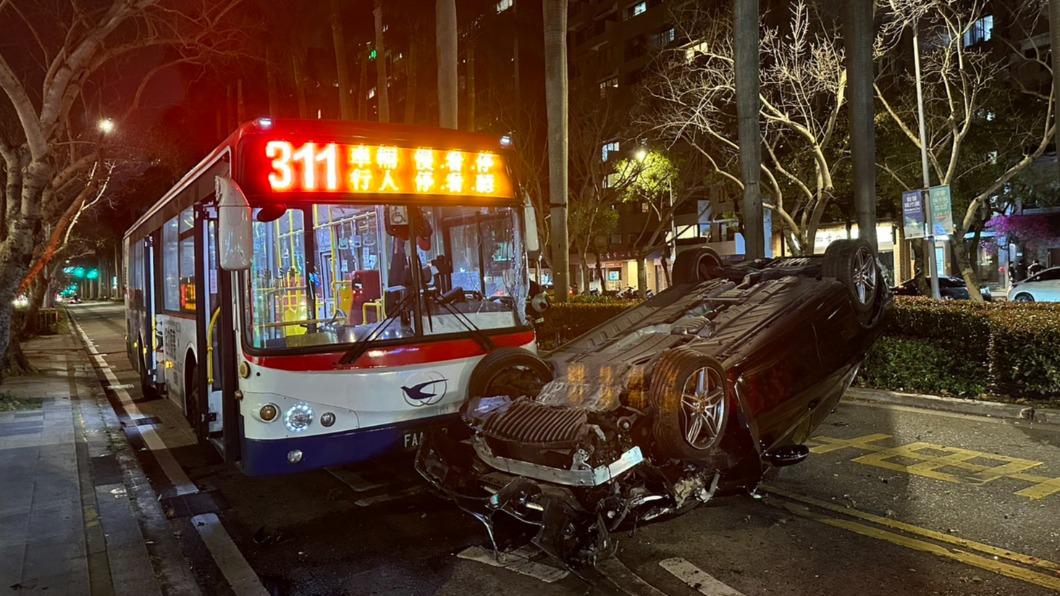 快訊/賓士成砲彈飛車!飛躍分隔島「猛撞公車」 四輪朝天駕駛受困