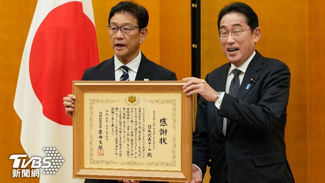 日本棒球代表的栗山英樹監督(左),從總理岸田文雄手中接下感謝狀。(圖/達志影像美聯社)